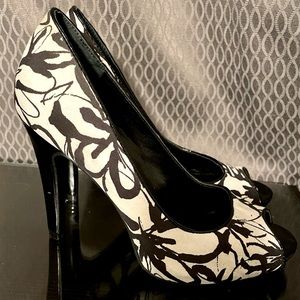 NINE WEST Black & White Peep Toe Heels sz 6
